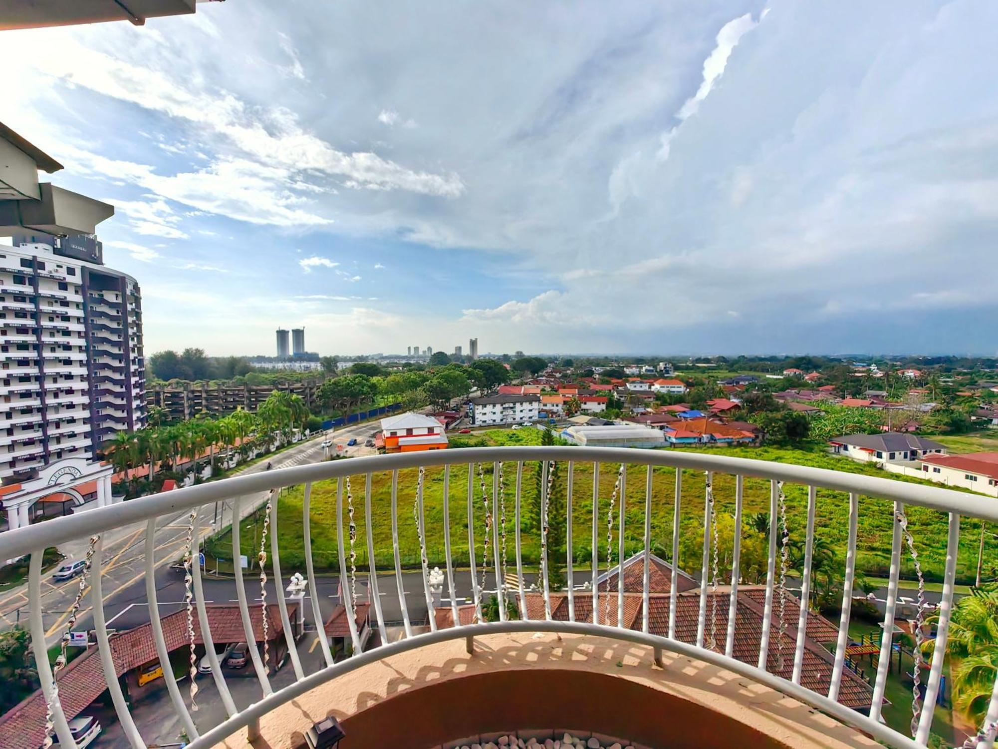 Apartemen Gx Pool View P0804 With Netflix, Tvbox And Games
